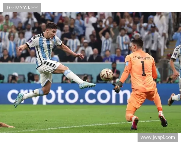 本泽马能否比肩劳尔与迪斯蒂法诺：皇马历史中锋地位解析